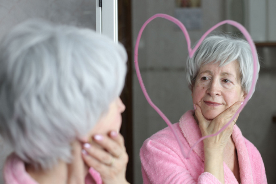 عزت نفس در سالمندی: از عوامل تاثیرگذار بر احساس ارزشمندی تا راهکارهای تقویت