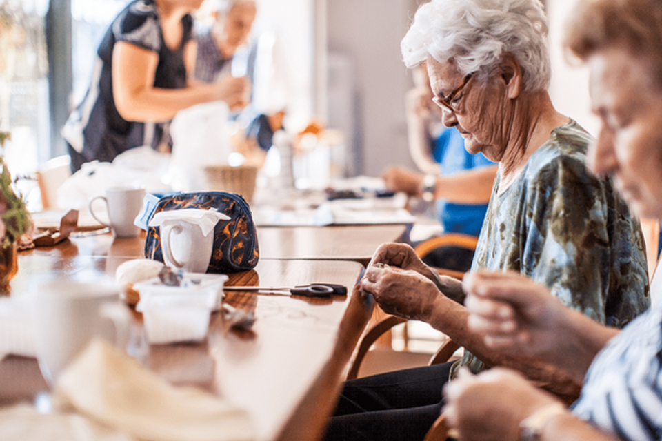 ۷ فعالیت هنری و صنایع دستی با فواید اثبات شده برای سلامت سالمندان