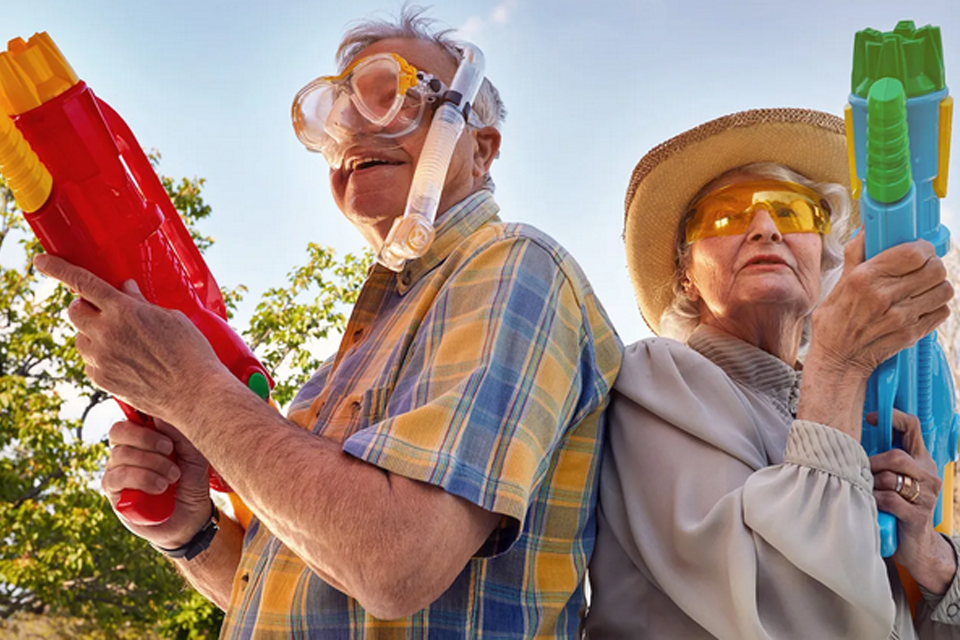 معجزه کلام و حضور: ۱۰ نکته کلیدی برای برقراری ارتباطی که سالمندان را شاد می‌کند