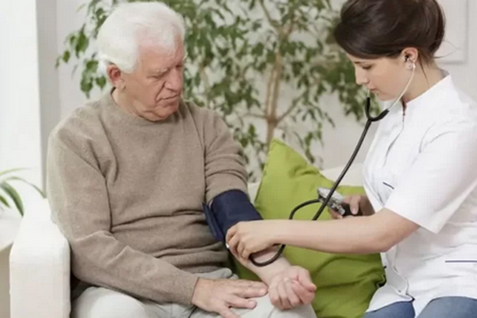  مراقبت از سالمندان مبتلا به فشار خون بالا در خانه