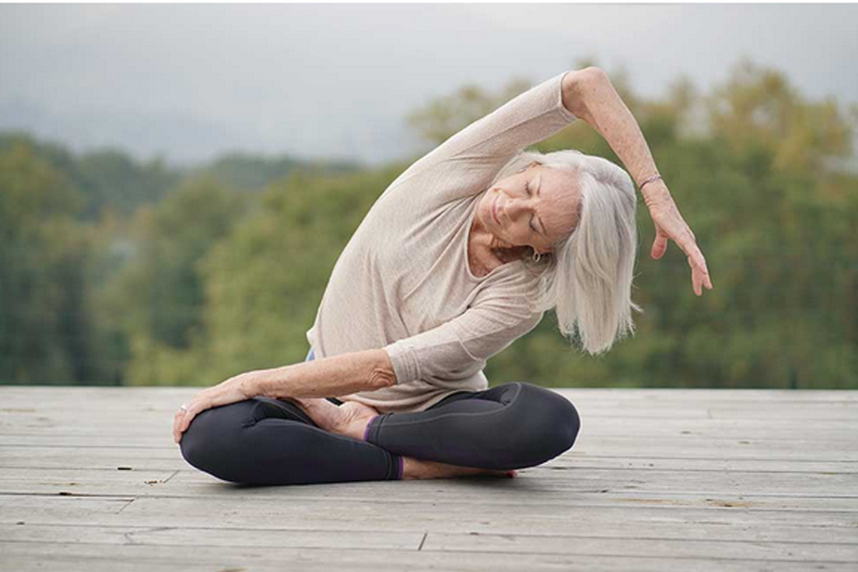 پیری سالم: فواید یوگا برای سالمندان