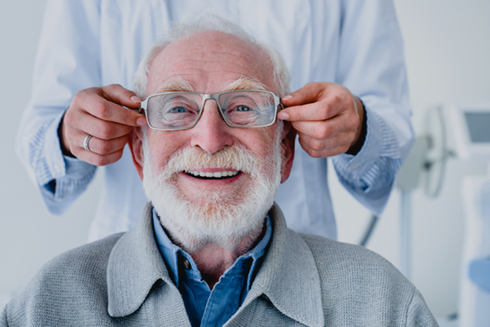چگونه در سالمندی چشمانی سالم و بینایی خوبی داشته باشیم؟