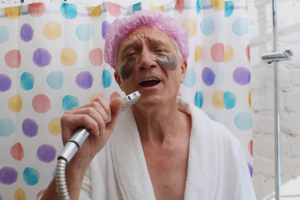 رازهای حل معضل استحمام در سالمندی: راهنمای جامع برای خانواده‌ها